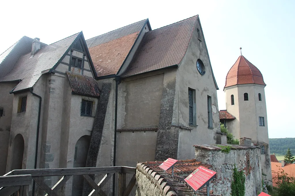 Schlosskirche St. Michael auf Burg Harburg. Außenansicht von Osten. Rechts daneben der Glockenturm.