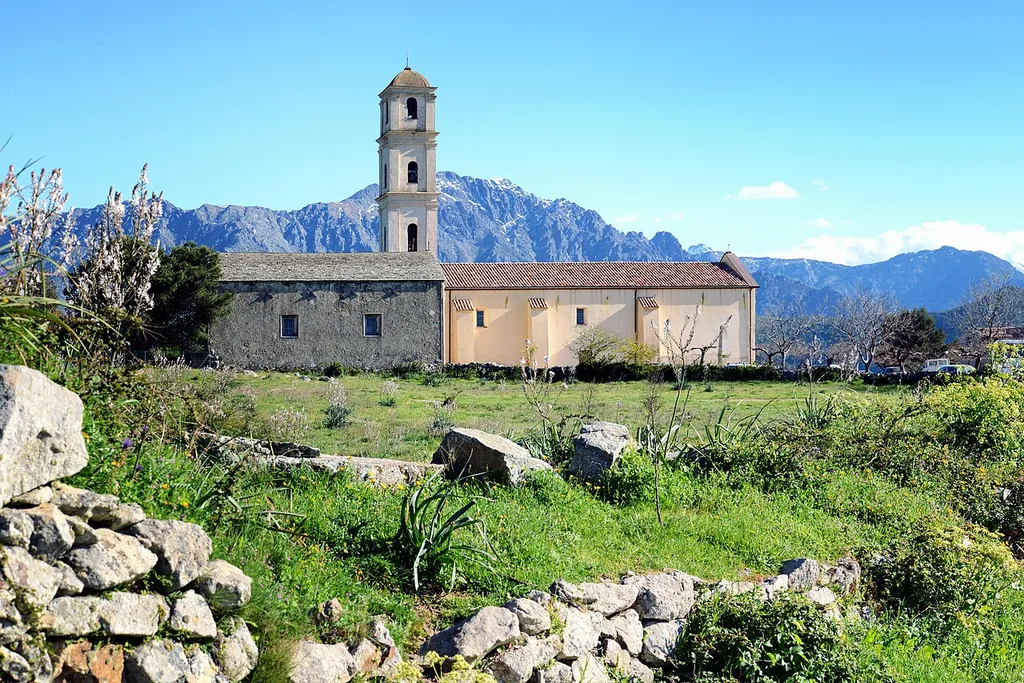 Sant'Antonino, Balagne (Corse) - Église de l'Annonciation et chapelle de confrérie. À l'arrière-plan, le Monte Grosso