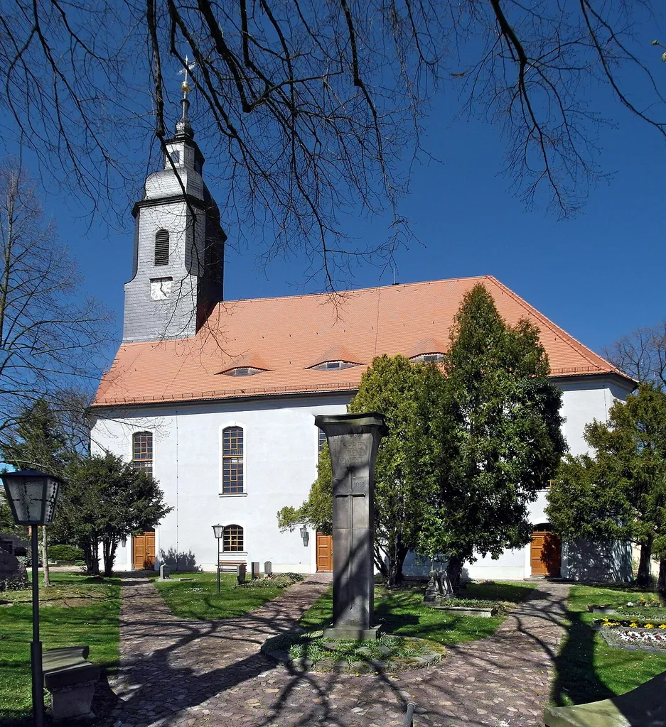 20.04.2015 01665 Krögis (Käbschütztal), Kirchgasse: Dorfkirche (GMP: 51.120580,13.379604). 1733 wurde die jetzige Saalkirche als vollständiger Neubau geweiht. Im Jahr darauf wurde auch der neue Turm vollendet, der über der Mitte der Kirche errichtet wurde. Nachdem schon 1773, 1743 und 1768 und 1794 Blitze Kirche und Turm arg verwüstet hatten, musste dieser abgetragen werden. Erst 40 Jahre später, als ein großes Feuer im Dorf und auch an der Kirche viel Schaden angerichtet hatte, wurde 1835 der heutige Turm an der Westseite der Kirche gebaut. 1850 wurde die Kirche im Innern vollständig verändert und ein klassizistischer Kanzelaltar eingebaut. Der vorhergehende Altar von 1660 ist nun ist der Wolfgangskapelle in Meißen zu besichtigen. Ende des 19. Jahrhunderts musste die alte Orgel ersetzt werden. Seitdem erklingt in der Kirche zum Gottesdienst ein Instrument der Firma Eule aus Bautzen. Auf dem Friedhof befindet sich ein den Gefallenen des Ersten Weltkrieges gewidmetes Denkmal mit einigen Soldatengräbern. [SAM9908+9910.JPG]20150420420MDR.JPG(c)Blobelt