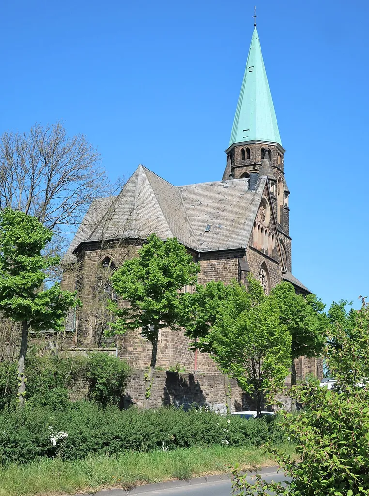 Blick von Südwesten auf die ev. Kreuzkirche in Hagen-Vorhalle.