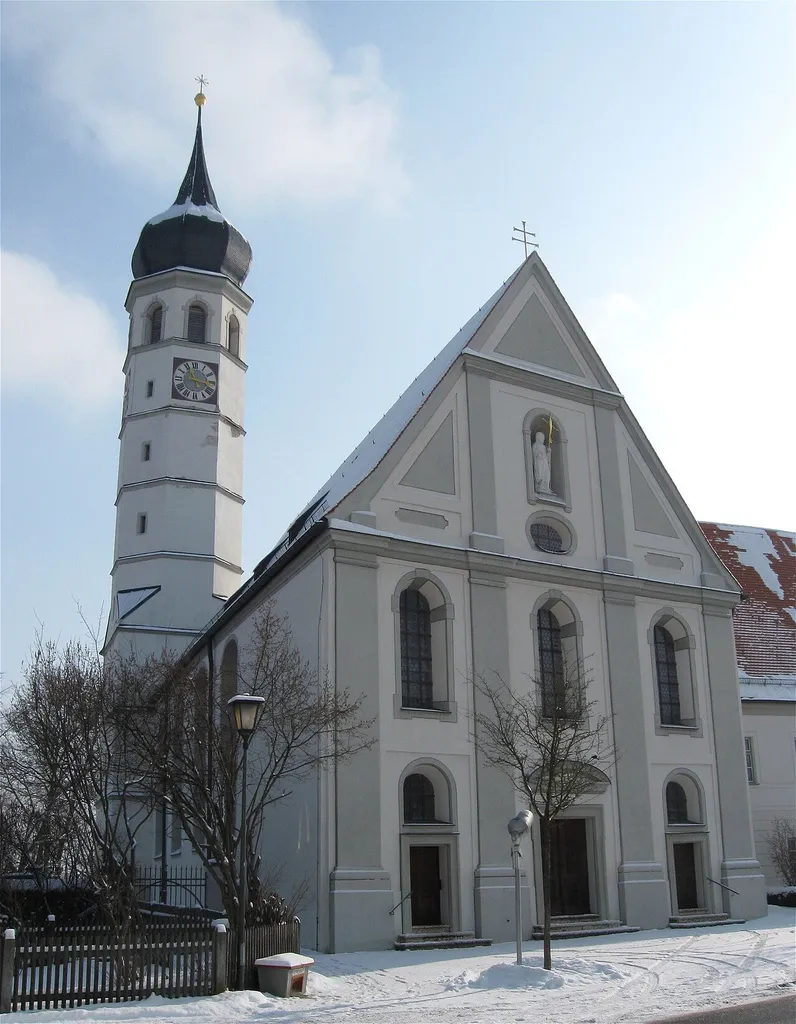 Maxlrainer Straße 11; Ehem. Augustinerchorherren-Stiftskirche Sankt Johann Baptist; Weihe des ersten Baues 1130, Chorneubau, Kreuzgang und Turm 1420/60, Langhausumbau 1668/70 durch Konstantin Bader, 1730 barocke Ausgestaltung des Inneren; mit Ausstattung
