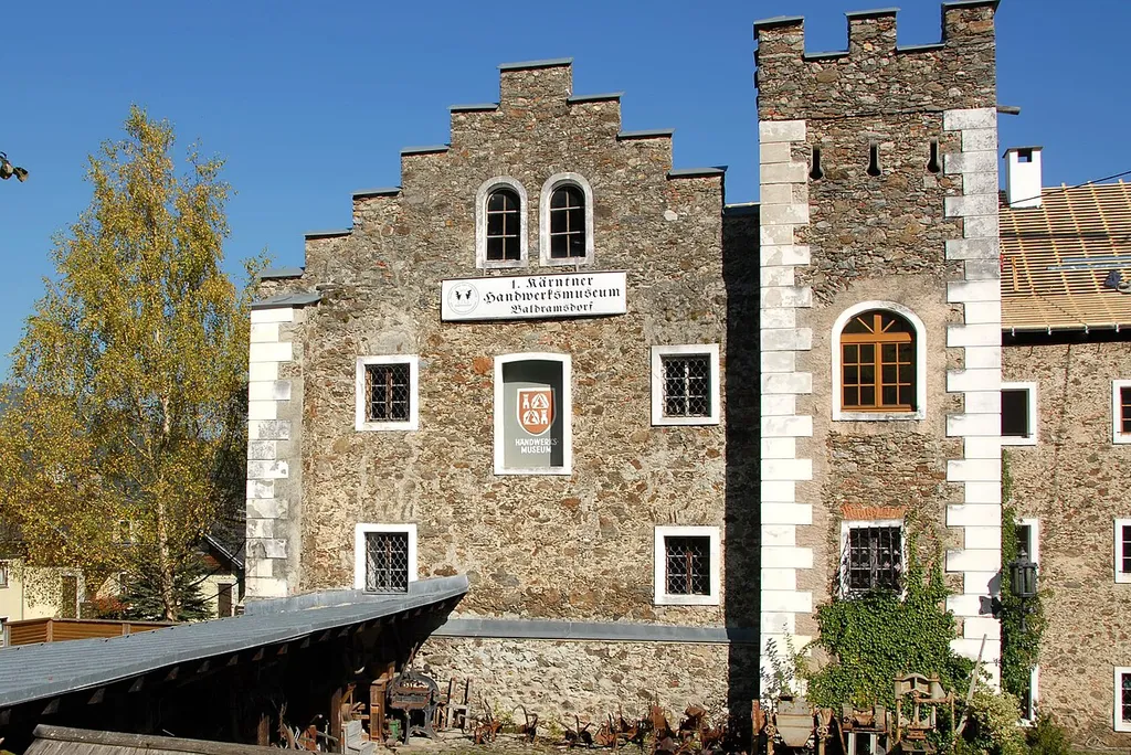 Castle at Unterhaus in the community of Baldramsdorf, Carinthia, Austria This media shows the protected monument with ObjektID 63511 in Austria. (Commons, de, Wikidata)