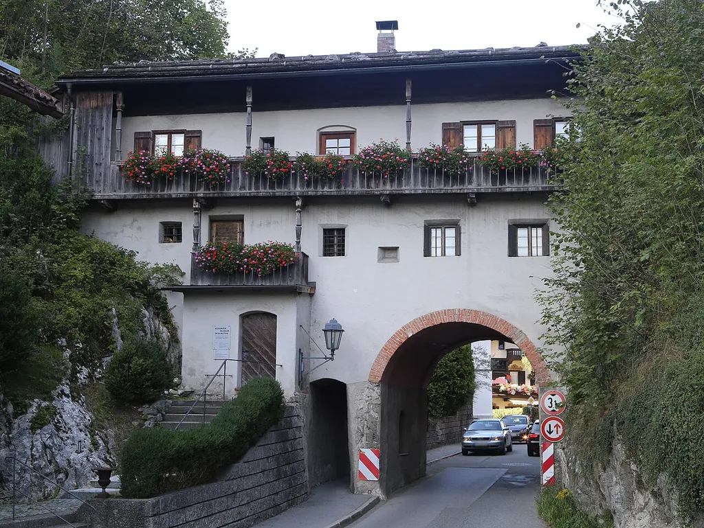 Am Burgtor 7, Oberaudorf; Burgtor, jetzt Heimatmuseum, Massivbau mit Rundbogentor und Schindeldach, 1489–92 als Mautstätte erbaut