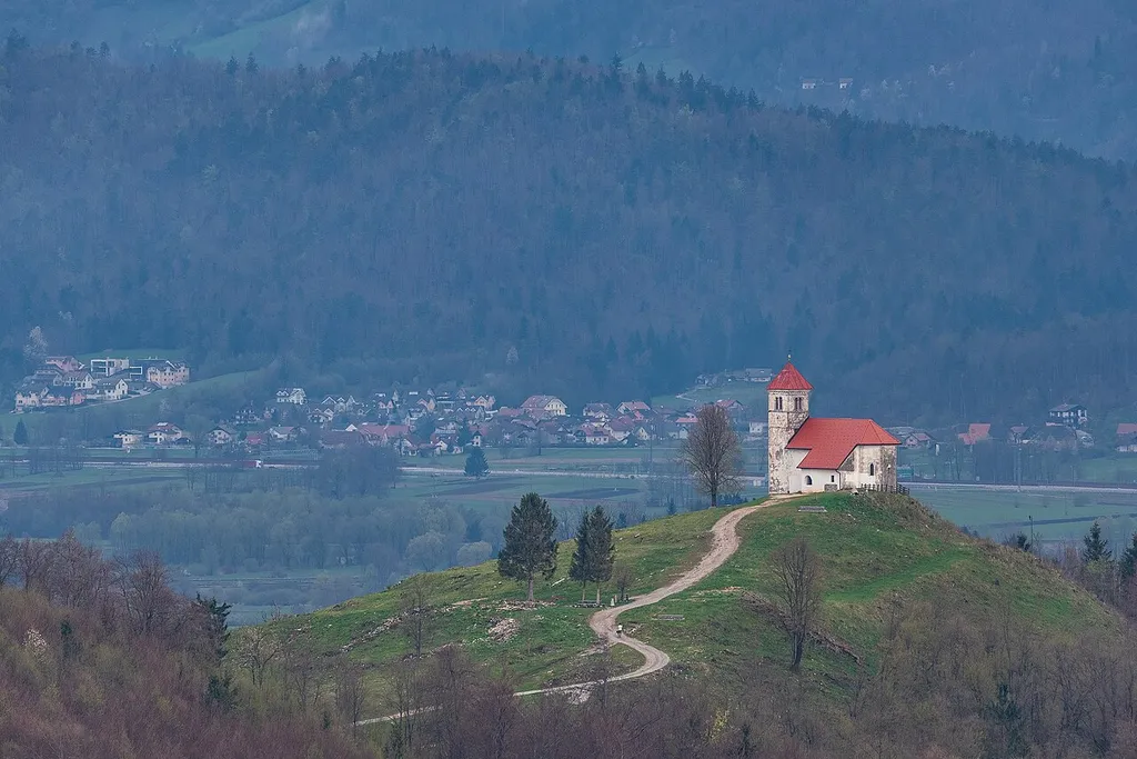 Sprva je tu stala gotska cerkev; sedanja izvira s konca 16. ali začetka 17. stoletja. Zvezdasto obokan poligonalni prezbiterij. Notranjost je bila med drugo svetovno vojno zelo poškodovana. Cerkev sv. Ane stoji na istoimenskem griču, ki se dominantno dviga južno nad naseljem. Datacija: pozni srednji vek, prelom 16. stol. in 17. stol.