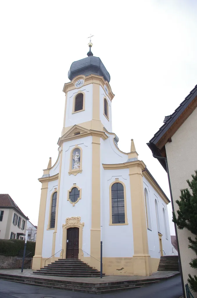 Katholische Kuratiekirche Allerheiligen; Saalbau mit eingezogenem Chor und Fassadenturm mit Zwiebelhaube, wohl von Johann Michael Fischer, 1758–60; mit Ausstattung.Kirchgasse 3, Theilheim, Gemeinde Waigolshausen, Landkreis Schweinfurt, Unterfranken, Bayern, Deutschland