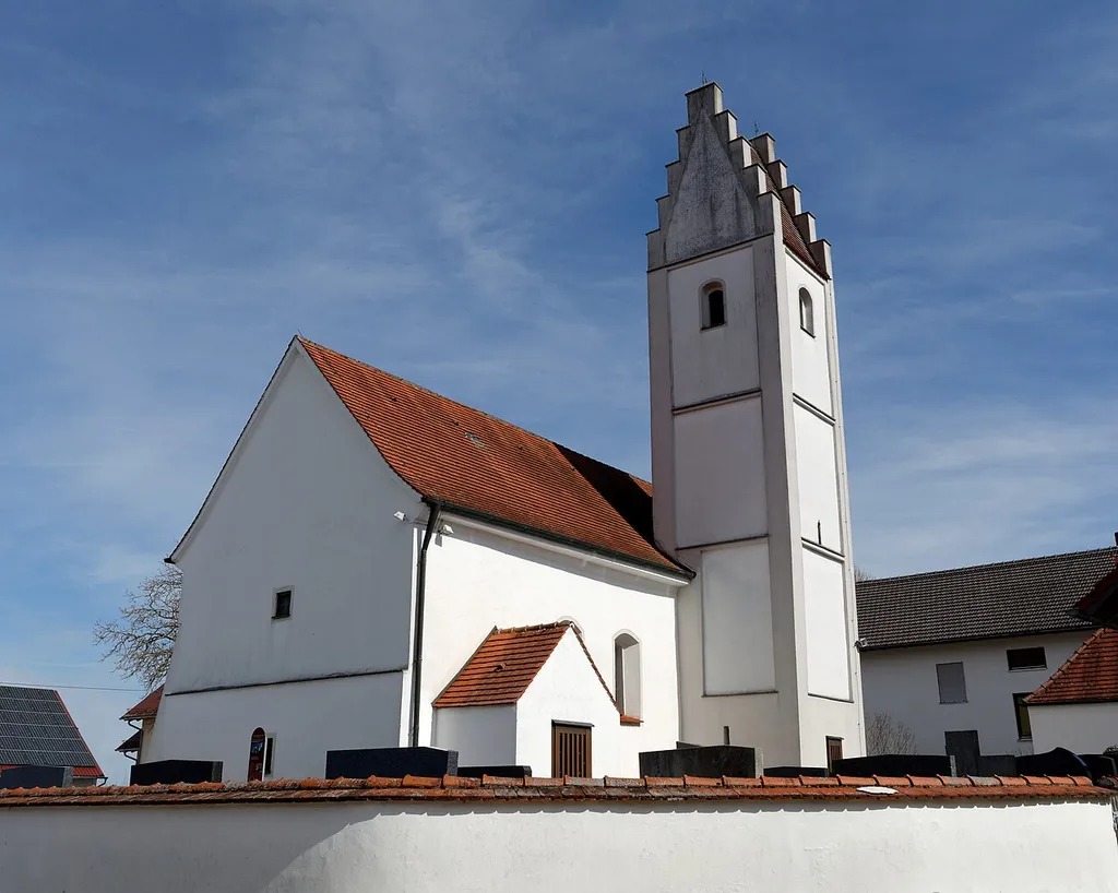 Flachgedeckter Saalbau mit dreiseitig geschlossenem Chor, Langhaus wohl 14. Jahrhundert, Chor und Turm vermutlich Anfang 16. Jahrhundert. Bayerische Denkmalliste Nr. D-7-71-162-10