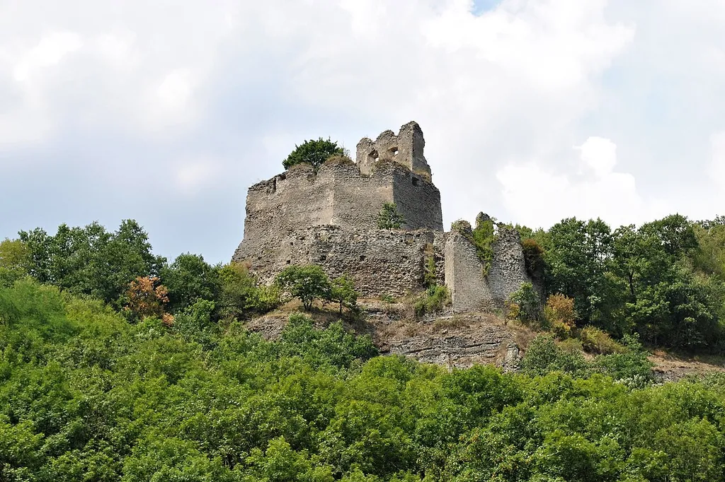 Hrad Čabraď - pohľad od cesty