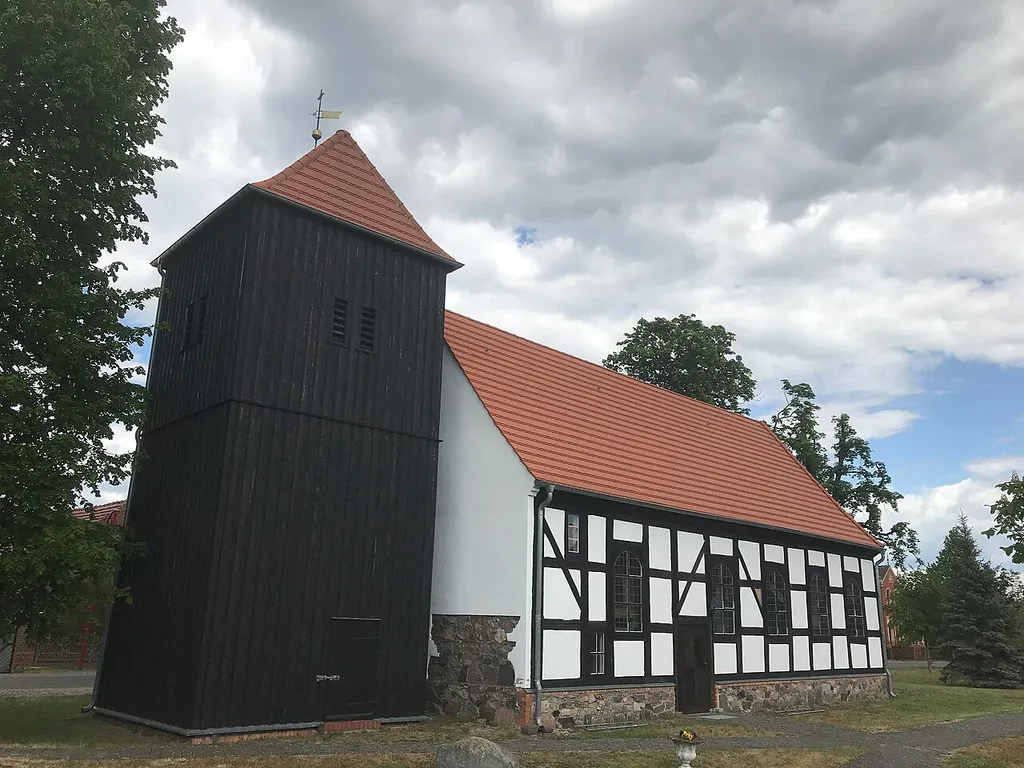 Die Dorfkirche in Rietzneuendorf der Gemeinde Rietzneuendorf-Staakow im Landkreis Dahme-Spreewald ist eine Fachwerkkirche aus dem 1704. Im Innern hängt unter anderem ein Taufengel, der der Werkstatt von Tobias Mathias Beyermann zugeschrieben wird.