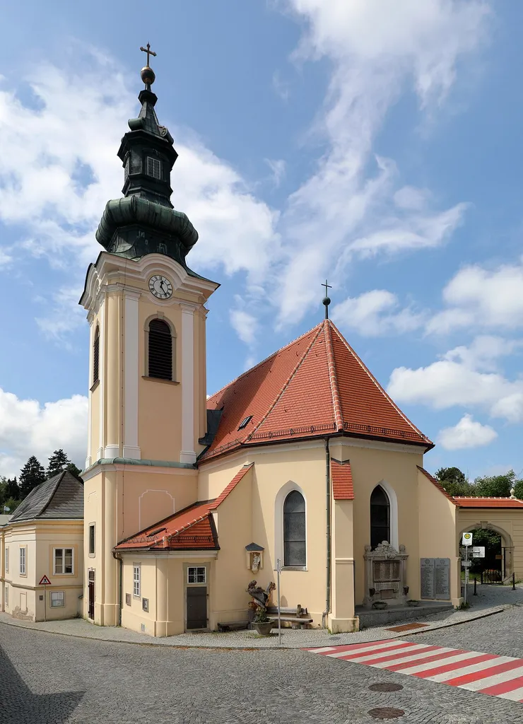 Die röm.-kath. Pfarrkirche hll. Peter und Paul im Ortszentrum von Weidling, ein Dorf in der politischen Stadtgemeinde Klosterneuburg.Die Kirche wurde Anfang des 15. Jahrhunderts als Kapelle errichtet. Nach der Türkenbelagerung erfolgte Ende des 17. Jahrhunderts ein Wiederaufbau und eine Erweiterung. Der jetzige Glockenturm mit dem Zwiebelhelm wurde 1831 nach den Plänen des Stifts- und Stadtbaumeister Ignaz Decherbauer errichtet.