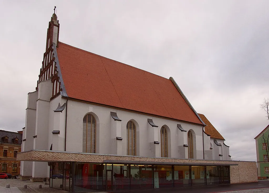 Klosterkirche St. Annen mit dem Funktionsanbau der Tourist-Info, Kamenz.