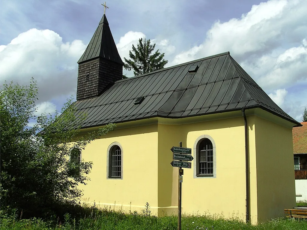 Die Sankt Johannes Nepomuk Kirche zu Leopoldsreut. Die Kirche befindet sich auf 1108 Meter über NN und ist somit die höchstgelegene im Bayerischen Wald.