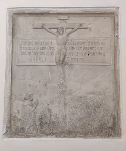Epitaph mit Stifter und Wappen in St. Johannes Baptist (Nabburg)