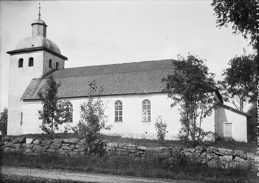 Notera Av dokumentationsskäl har originalbeskrivningen från Riksantikvarieämbetet behållits. Tillrättalägganden och alternativa beskrivningar bör införas separat från nedanstående information.Felaktigheter kan även anmälas till denna sida.Kyrkan från söder. Kategori: (01) Exteriörer