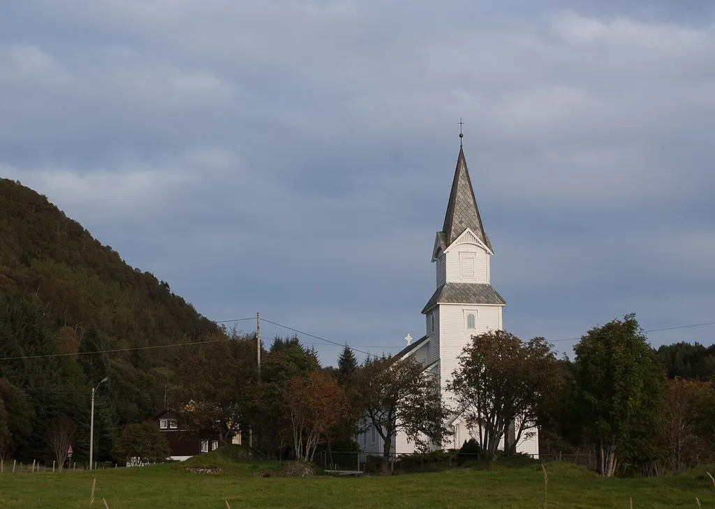Gursken kirke, langkirke fra 1919. Arkitekt Eduard Carlén This is a photo of a monument in Norway, number: 84452 in the Norwegian Directorate for Cultural Heritage database.