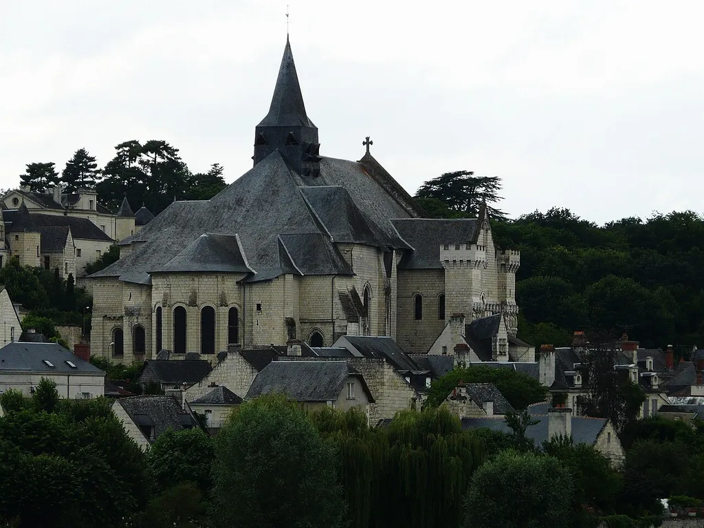 Dominant le village, la collégiale de Candes-Saint-Martin