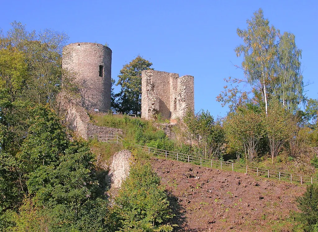 24.09.2006 09496 Niederlauterstein, (Marienberg), Schloßberg: Burgruine Lauterstein. Der Lauterstein, wie auch die anderen Burgen der Umgebung, waren örtliche Stützpunkte des Landesausbaus im 12./13. Jahrhundert, der hier von den Reichministerialen des Pleißelandes getragen wurde. Kolonisatoren des Raumes um Zöblitz/Niederlauterstein waren die Herren von Erdmannsdorf, die bereits im 12. Jh. die Burg Neidberg an der Pockau (auf dem Löwenkopffelsen) errichteten. Burg Lauterstein wurde um 1200 an dem gebirgsüberschreitenden Fernweg Rochlitz - Zschopau - Zöblitz - Rübenau - Komotau errichtet. 1304 erste urkundliche Erwähnung mit dem Besitzer "Johannes in Lutirstein". 1323 ist die Burg im Besitz der Reichsministrialen von Schellenberg. Nach mehrfachen Besitzerechseln wird die Burg am 14. März 1639 in den Wirren des 30jährigen Krieges zerstört. Die Burg wurde nicht wieder aufgebaut. [DSCN11644.TIF]20060924085DR.JPG(c)Blobelt