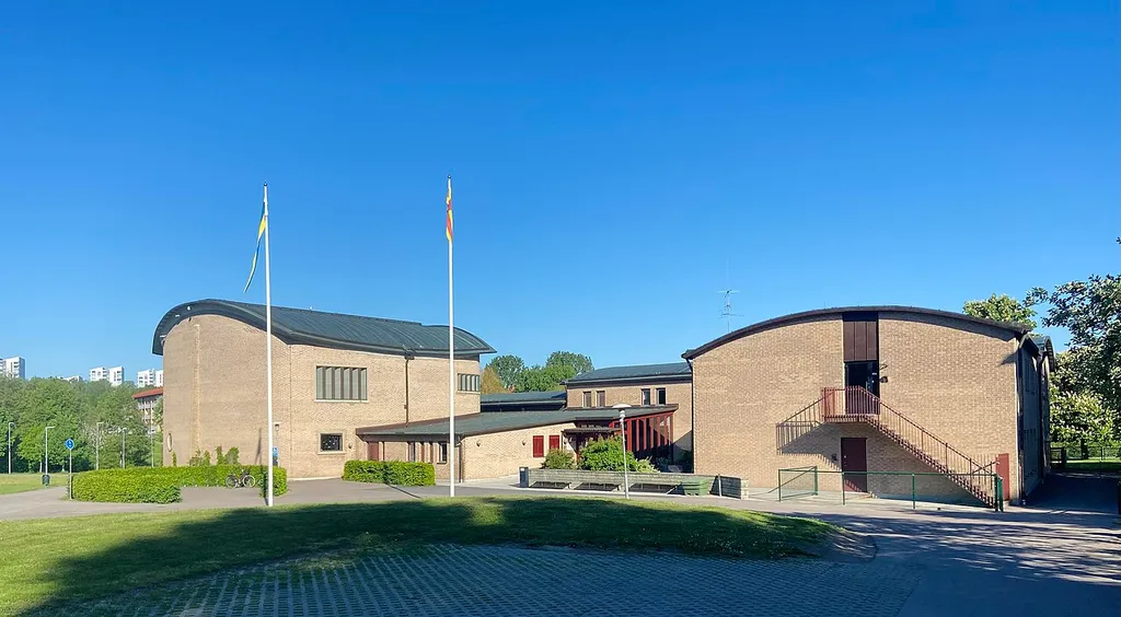 Berga kyrka, från parkering, maj 2024.