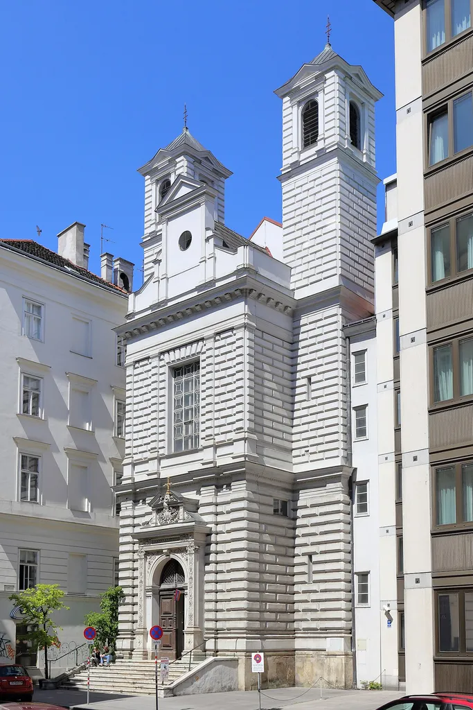 Die Mechitaristenkirche im 7. Wiener Gemeindebezirk Neubau.Ursprünglich war es die Klosterkirche des Kapuzinerklosters "Am Platzl" in der Vorstadt St. Ulrich. Nach Aufhebung des Klosters durch Joseph II. zogen Anfang des 19. Jahrhunderts die Mechitaristen ein. Nach einem Großbrand im Jahr 1835 wurde nach Plänen von Josef Georg Kornhäusel das Kloster zum Teil neu errichtet. Die Kirche selbst wurde von 1871 bis 1873 von Fritz Sitte und seinem Sohn Camillo im Stil der Neurenaissance neu errichtet, nachdem die Vorgängerkirche behördlich wegen Baufälligkeit gesperrt worden war.
