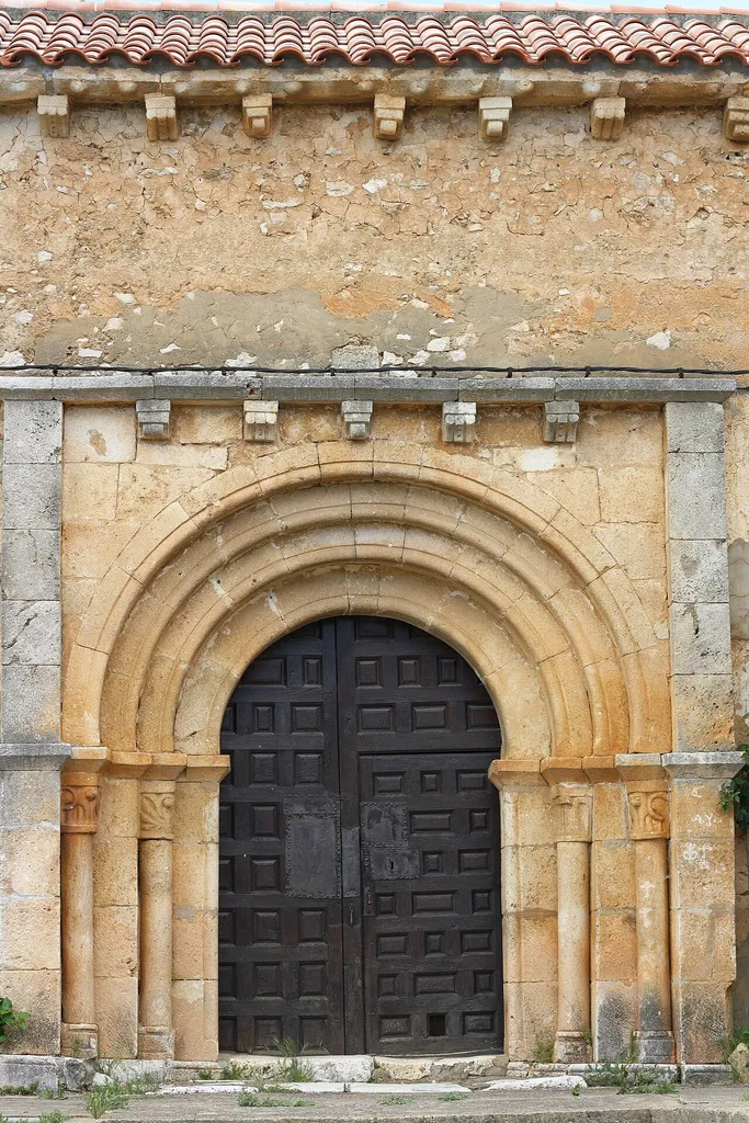 Katholische Kirche San Mamés in Rejas de Ucero in der spanischen Provinz Soria (Castilla y León), Kirche mit romanischem Portal (San Mamés Círculo Románico)