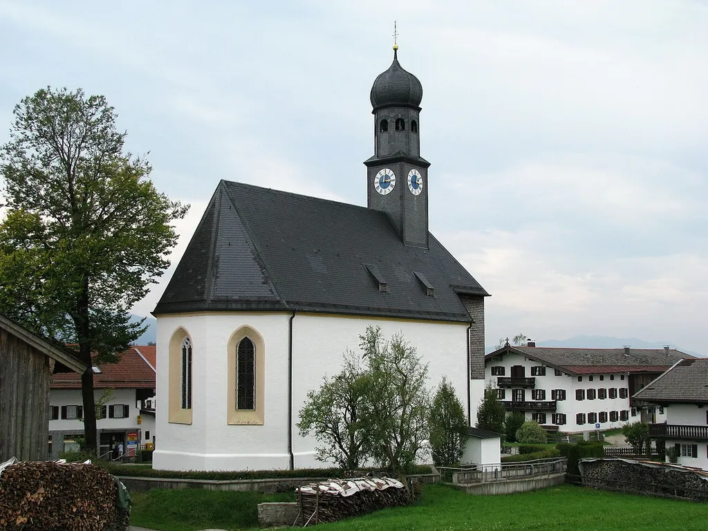 Heilig-Kreuz-Kirche in Schaftlach; Ansicht von Nordosten