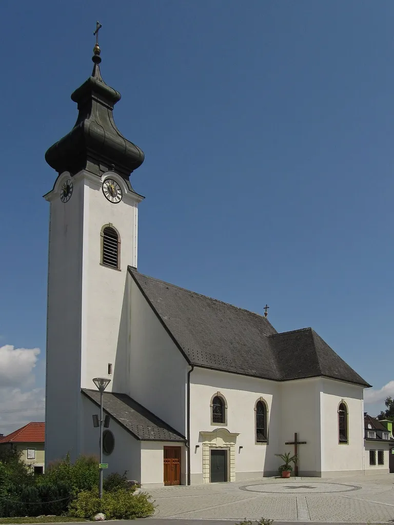Eine barocke Saalkirche aus dem Anfang des 17. Jahrhunderts, die 1749 und 1965/66 umgebaut wurde.