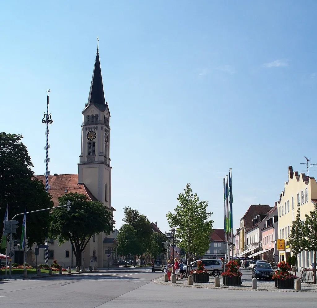 Plattling: Kirche St. Magdalena und Teil des Stadtplatzes.