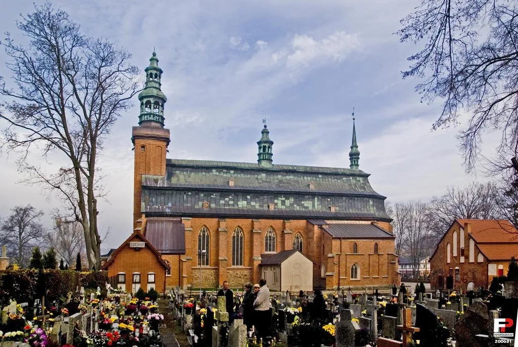 Widok cmentarza i kolegiaty z ulicy.