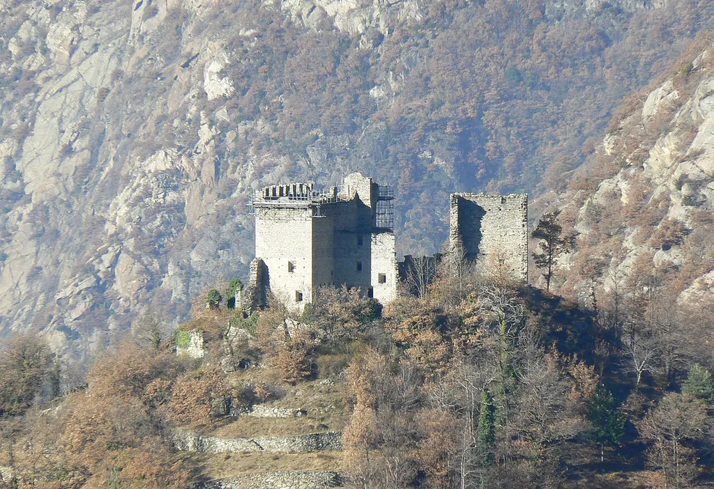 castello superiore di Arnad visto da Machaby, Arnad, Valle d'Aosta, Italia.