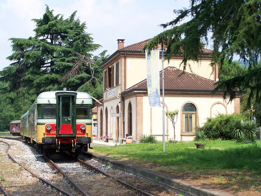 Composizione di automotrici ALn 668.1452 e ALn 668.1401 in livrea storica in sosta sul primo binario della stazione di Paratico-Sarnico.
