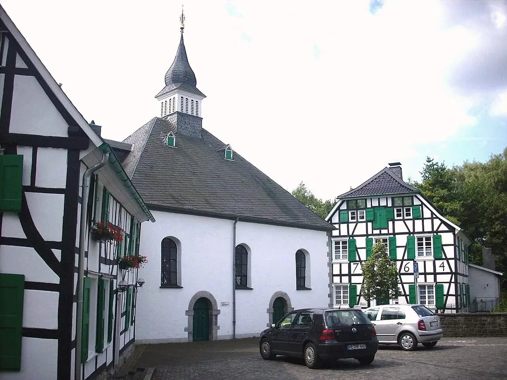 Haan-Gruiten, Ev.-ref. Kirche mit Predigthaus und Pfarrhaus