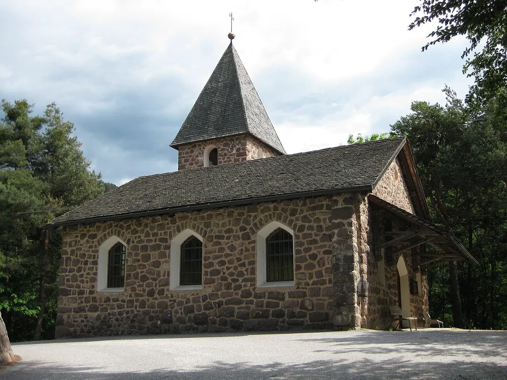 Kirche St. Franziskus in Holen (Gemeinde Aldein) in Südtirol