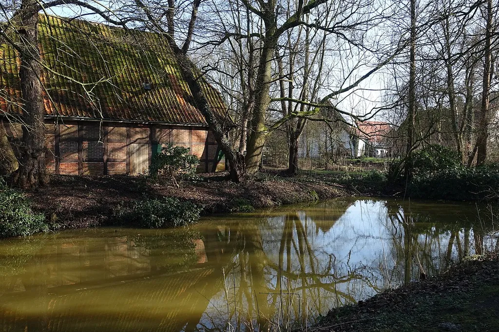Der Mühlgraben bildete hier den nordöstlichen Teil des umgebenden Wassergrabens der Burg Neubruchhausen.