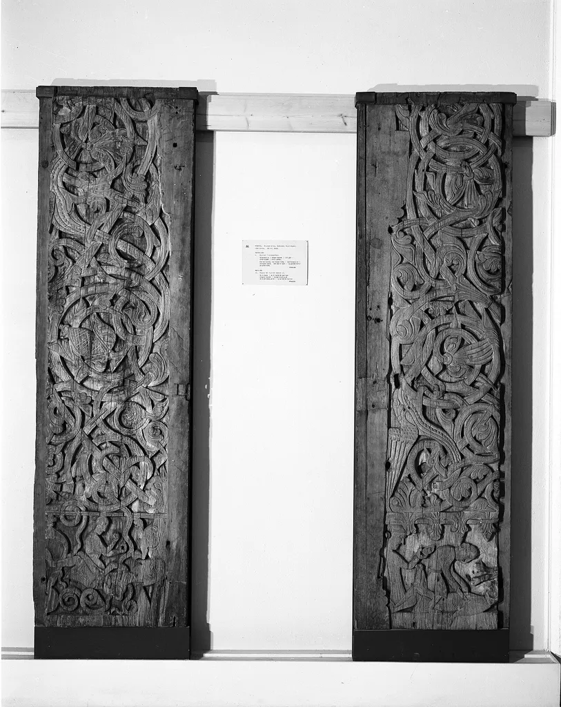 Portalplanker fra Austad stavkirke i Bygland, Aust-Agder. Foto: Ove Holst. Fra Universitsmuseenes fotoportal (Unimus), jf. søk. Museumsnummer hos Kulturhistorisk museum: C8666.