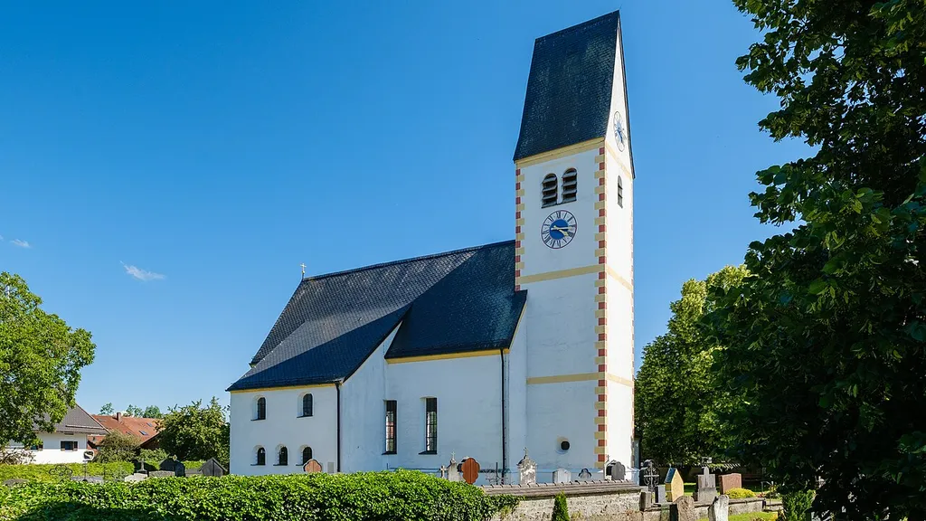 Die Kirche Mariä Himmelfahrt in Vagen im Frühling 2024.