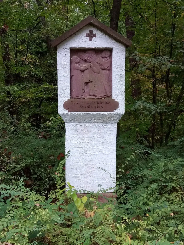 Kreuzwegstation in Aschaffenburg-Obernau mit Kreuzwegreliefs, Ende 20. Jahrhundert This is a picture of the Bavarian Baudenkmal (cultural heritage monument) with the ID D-6-61-000-375 (Wikidata)