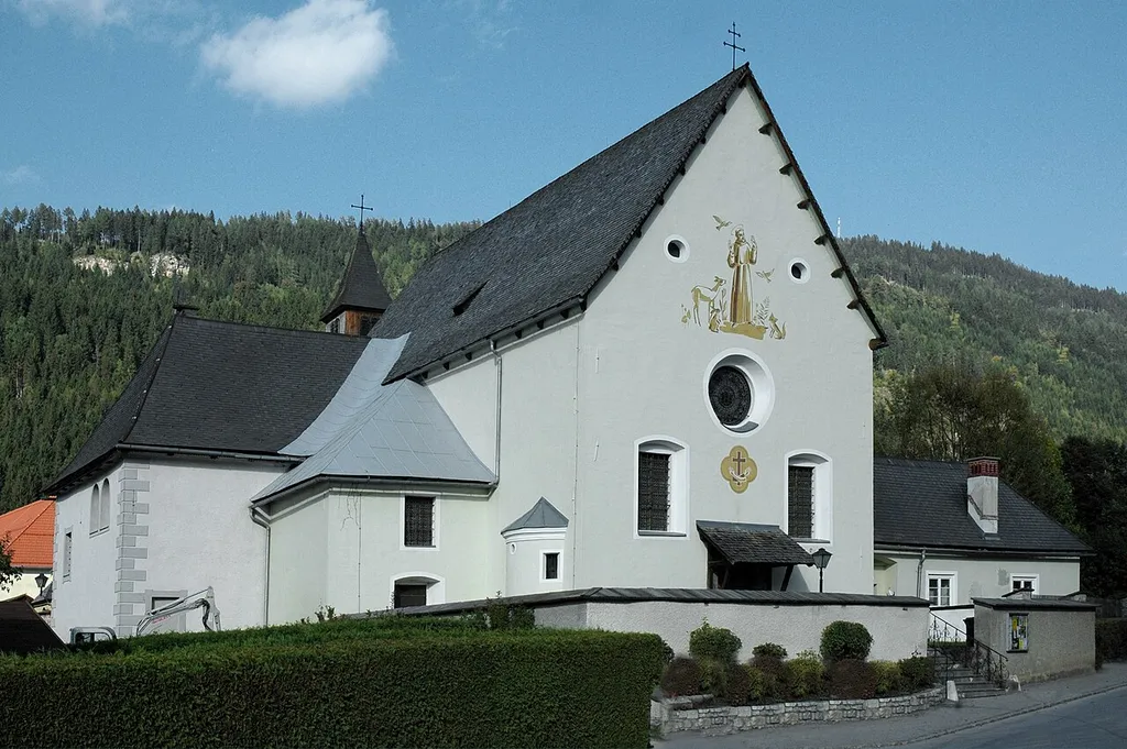 Kath. Filialkirche Hl. Dreifaltigkeit, ehem. Kapuzinerkirche, mit ummauertem Kirchhof, Murau