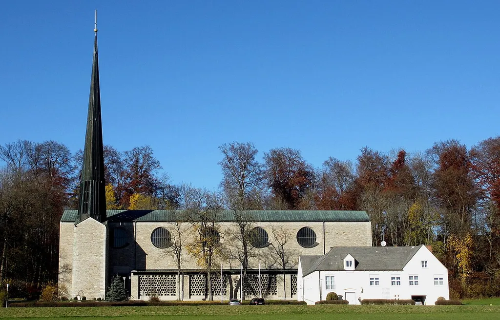 Starnberg, OT Söcking, Prinz-Karl-Straße 5, Kath. Pfarrkirche St. Ulrich. Dieses Gotteshaus ist das bisher jüngste im Starnberger Stadtgebiet. Nachdem die alte Pfarrkirche St. Stephan für die stark wachsende Gemeinde zu klein geworden war, wurde für einen Neubau ein Architektenwettbewerb ausgeschrieben, den Professor Georg Werner (TH München) gewann. Er wählte das Bauschema einer Basilika und errichtete 1957/58 dieses Gebäude mit flachem Satteldach als Doppelchoranlage. Der Turm mit spitz zulaufendem, achteckigem Helm und das Pfarrhaus sind vorgelagert. Im Inneren der Kirche beeindruckt eine Altarwand mit Schriften aus dem Johannes Evangelium von Professor Georg Brenninger.