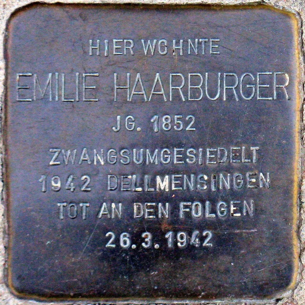 Hier wohnteEmilie HaarburgerJg. 1852Zwangsumgesiedelt1942 DellmensingenTot an den Folgen26.3.1942