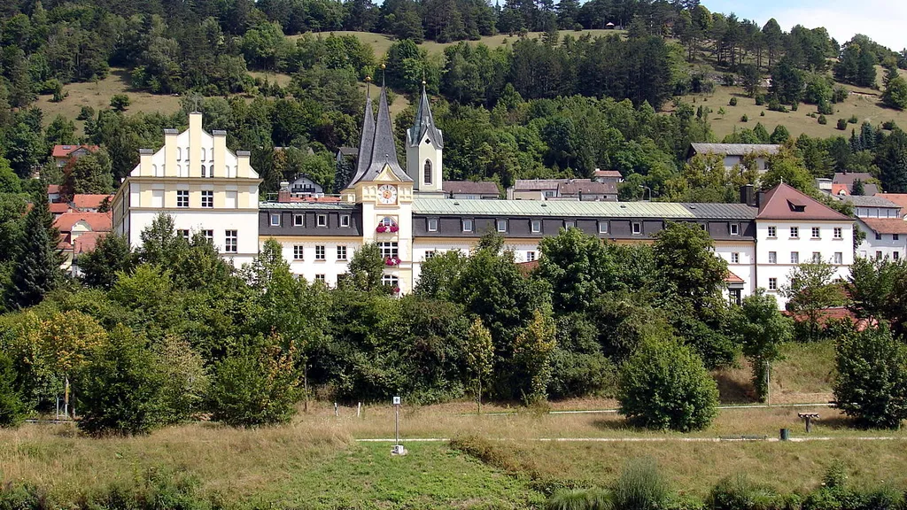 Klarissenkloster St. Anna, Vierflügelanlage, der Quertrakt mit Treppengiebeln, zwei Türme, erbaut in gotisierenden Formen 1858/59. Im Vordergrund Naturdenkmal ND-02058 "Kastanienallee am Kloster St. Anna"