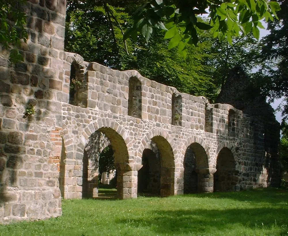 Ruine der ehemals dreischiffigen Basilika Unserer Lieben Frauen (12. Jh.) in Loburg