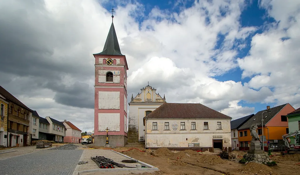 Černovice náměstí a kostel