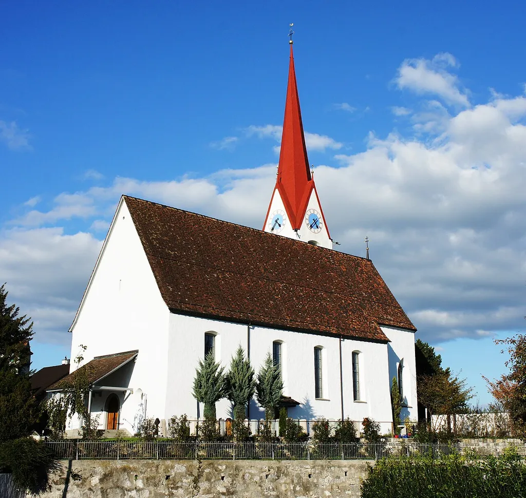 Blick auf die Pfarrkirche in Montlingen aus südwestlicher Richtung. Links ist der überdachte Haupteingang. Rechts vor dem Seiteneingang befindet sich der Friedhof.