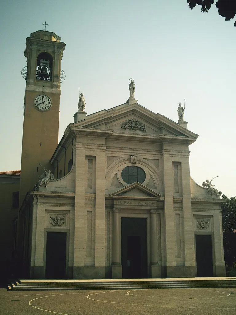 Facciata della Chiesa Prepositurale dei S.S. Gervaso e Protaso in Parabiago (MI), progettata da Giuseppe Piermarini.