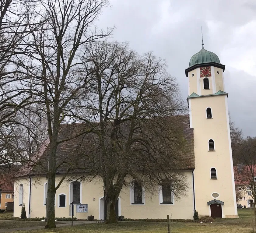 Diese Kirche ist eigentlich keine echte Klosterkirche, da der Vorgängerbau (das Münster) einige Meter weiter während der Reformationskriege 1552 zerstört wurde. So wurde diese Kirche 1565 errichtet und 1700/1720 als barocke Saalkirche umgebaut.