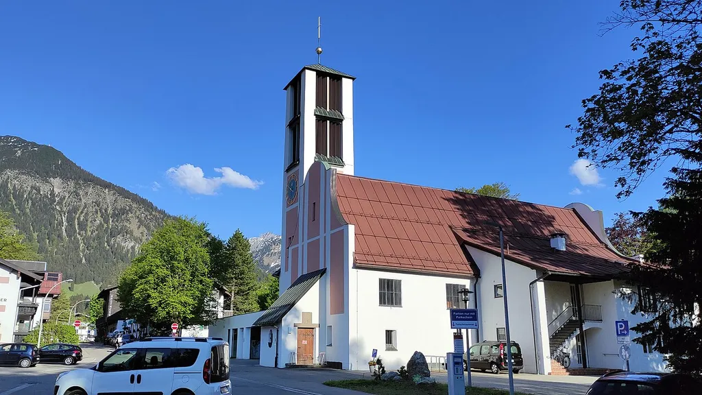 Saalbau mit östlichem Zeltdachturm, von Architekt Ludwig von Tiedemann, 1905/06, Umgestaltung durch Gustav Gsaenger 1956; mit Ausstattung.