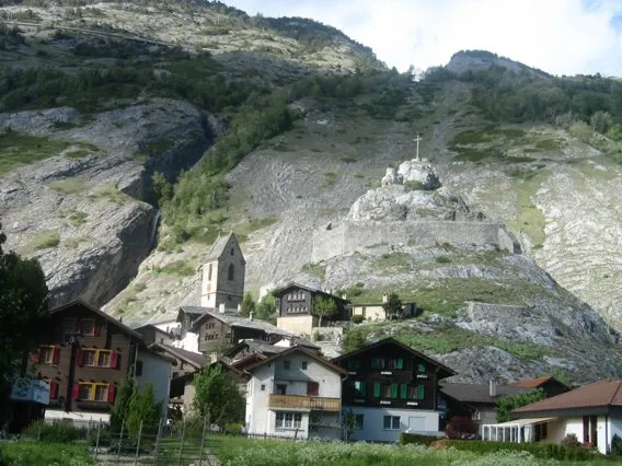 Die Ruinen der Gestelnburg, welche 1383 von den Landleuten zerstört wurde. Ansicht von Süden. Die Burganlage steht strategisch günstig auf einem schmalen Felsvorsprung. Im Westen (links hinten) bietet die Jolischlucht eine natürliche unüberwindbare Barriere. Auf dem höchsten Punkt des Felsen, beim Kreuz, stand ein mächtiger Rundturm. Etwas unterhalb rechts kann man die Mauerreste der Zisterne erkennen.