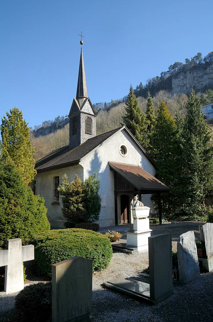 aus dem DEHIO Vorarlberg 1983: Feldkirch Levis Wichnergasse Nr.24 Alte Evangelische Pfarrkirche. Evangelischer Friedhof, Kapelle um 1870 erbaut, Rechteckbau, Glockentürmchen mit Spitzhelm in der Mitte des Saaldaches, Vorzeichen mit Pultdach auf 4 Holzpfeilern, westliche Langhauswand mit 2 Flachbogenfenstern. 1981 zur Leichenhalle umgestaltet, offener Dachstuhl. - Grabstätten, John Sholto Douglass, gestorben 1874, und Sohn. Trauernde Frau, Marmorfigur, bezeichnet G. Matt, Bregenz.