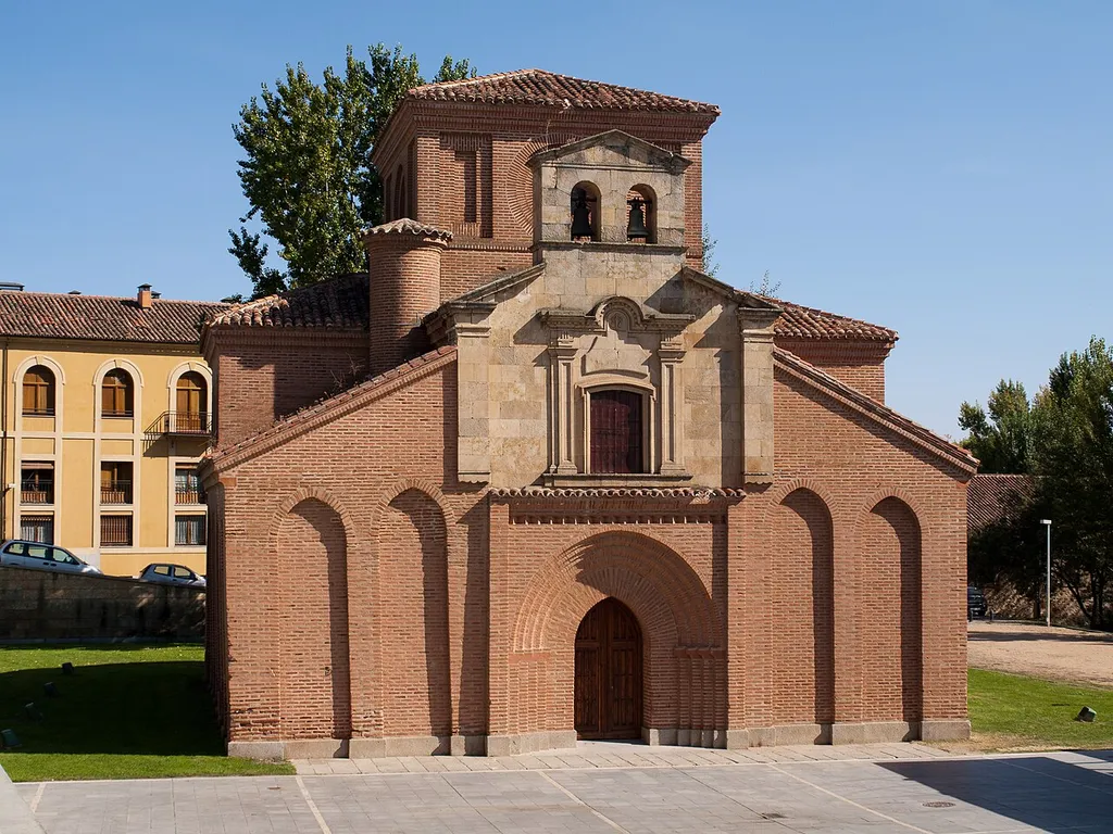 Fachada Iglesia de Santiago junto al Tormes