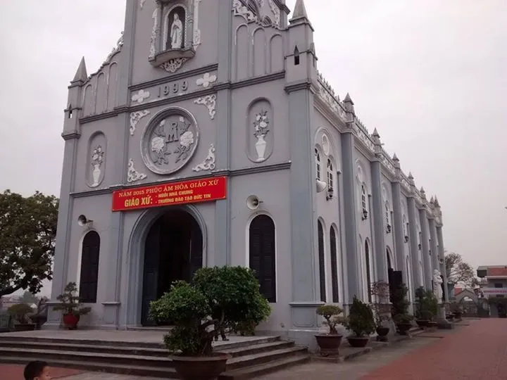 Mặt tiền và hông nhà thờ Hòn Gai, Hạ Long