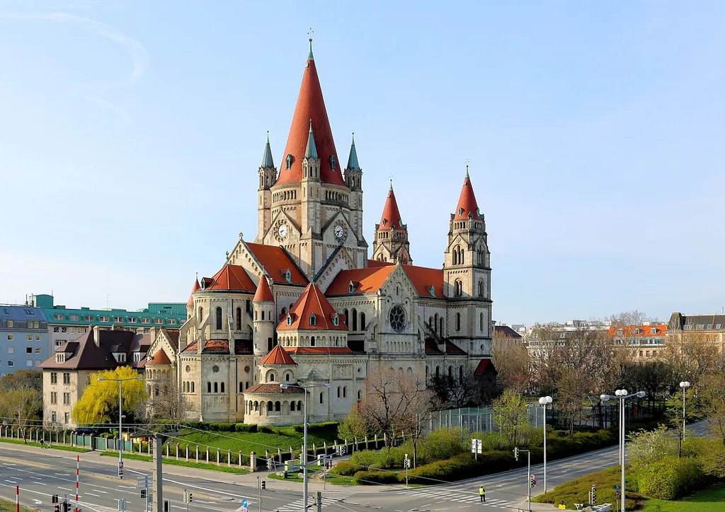 Nordansicht der Mexikokirche, auch als Franz-von-Assisi-Kirche bzw. Kaiser-Jubiläums-Kirche bezeichnet, am Mexikoplatz im 2. Wiener Gemeindebezirk Leopoldstadt. Die Kirche wurde nach Plänen des Architekten Victor Luntz errichtet und 1913 geweiht.